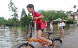 Hà Nội: Sân chơi biến thành 